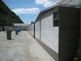 21-Comune di Bolzano. Batterie ossari in vetroresina con struttura portante in alluminio